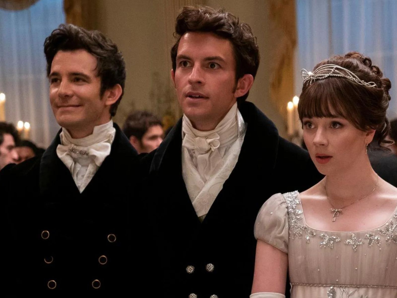 Luke Thompson como Benedict, Jonathan Bailey como Anthony y Claudia Jessie como Eloise en una escena de la serie "Bridgerton" (Foto: Netflix)