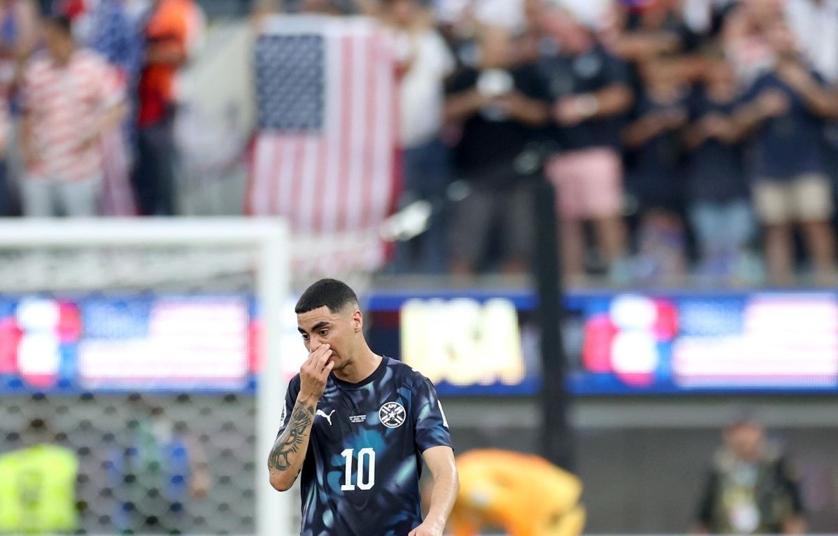 ¡Roja insólita! Almirón fue expulsado tras revisión del VAR en el Turquía vs. Paraguay (Foto: EFE)