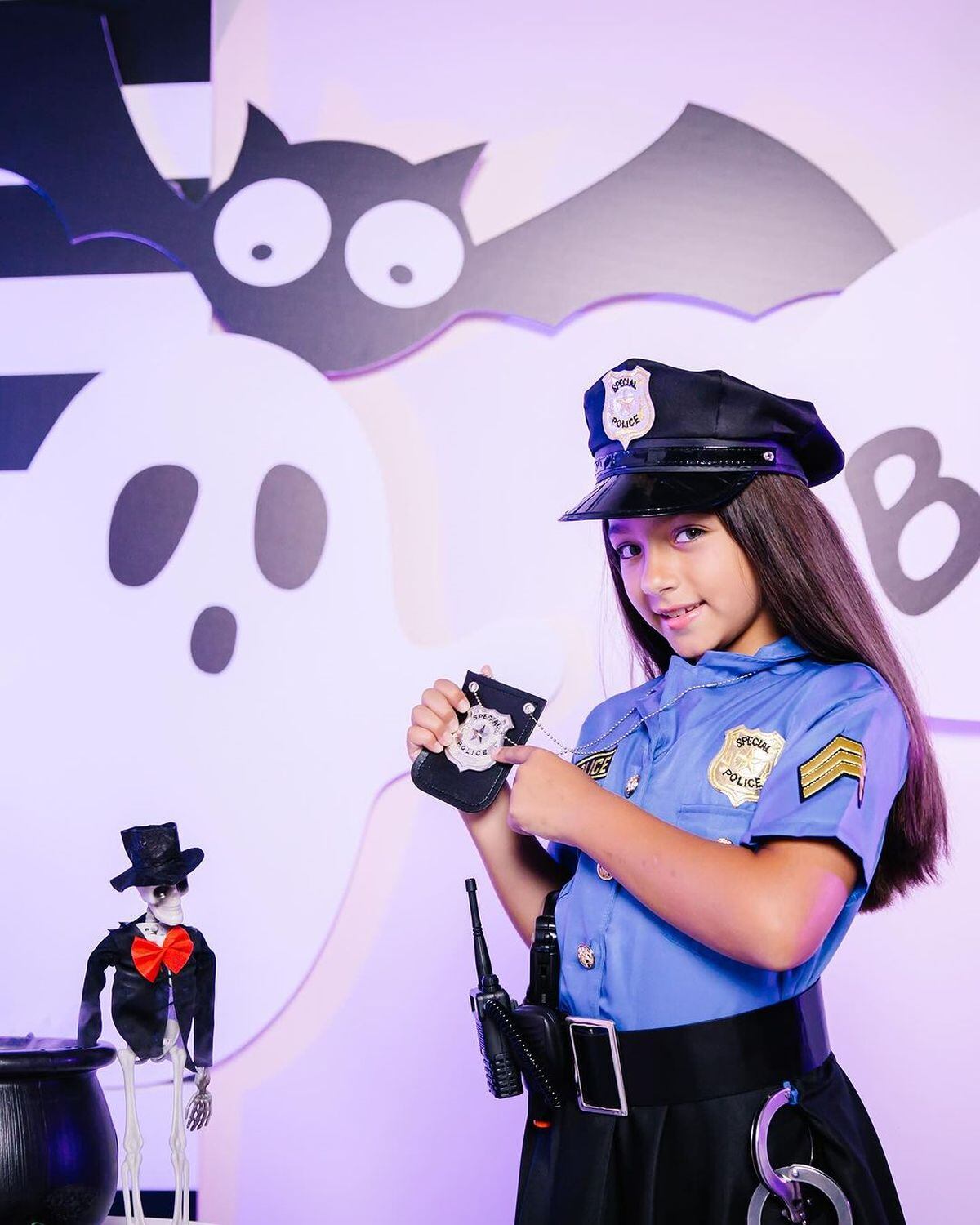 Alaïa mostrando su insignia de policía en Halloween (Foto: @habiaunavezunafoto_ / Instagram)