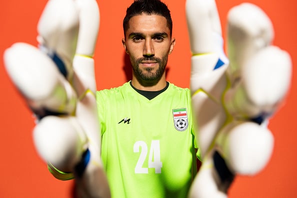 Hossein Hosseini ha sido sancionado este martes por la Federación Iraní de Fútbol con un partido, y el pago de una multa de 4.300 euros, tras abrazar a una aficionada al final de un encuentro de fútbol. (Foto: Getty Images)