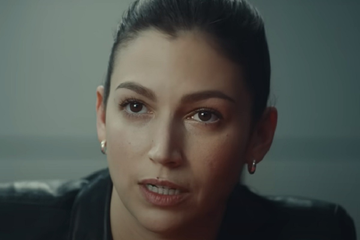 Úrsula Corberó como Rosa en la serie española "El cuerpo en llamas" (Foto: Netflix)