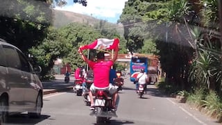 La ‘12’ ya está en Caracas: hinchas acompañaron al bus de Perú hasta los entrenamientos