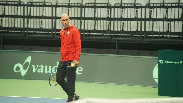 Lucho Horna supervisando el entrenamiento en la previa del Perú vs Suiza por Copa Davis. (Federación Peruana de Tenis)
