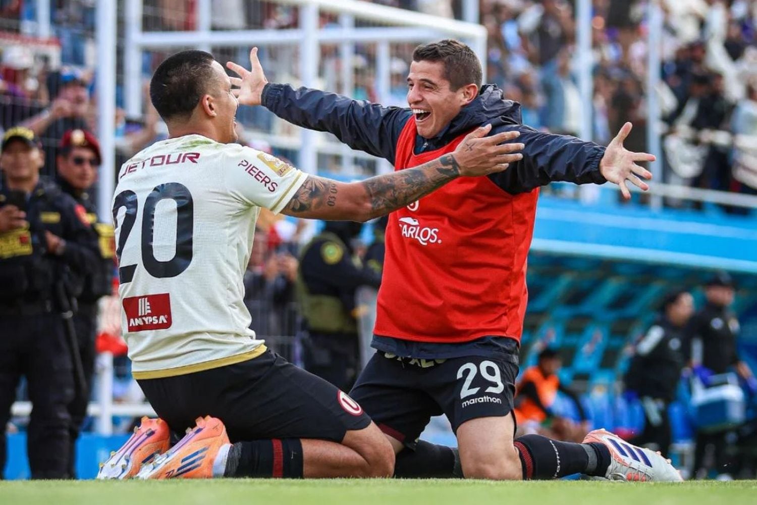 El abrazo del alma. Valera y Corzo. Goleador y capitán. (Foto: Universitario de Deportes)