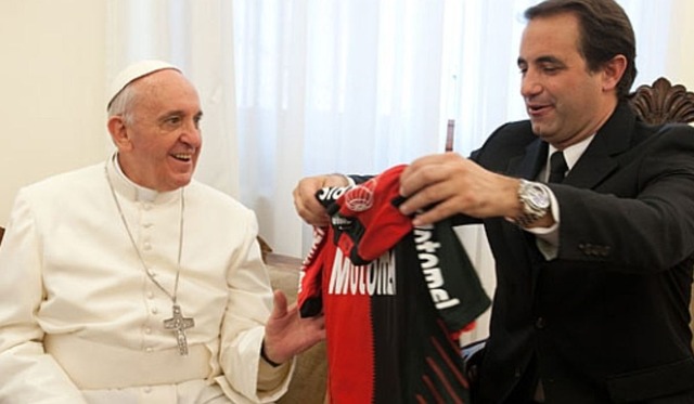 El Papa Francisco recibió camiseta de Newell's. (Foto: Difusión)