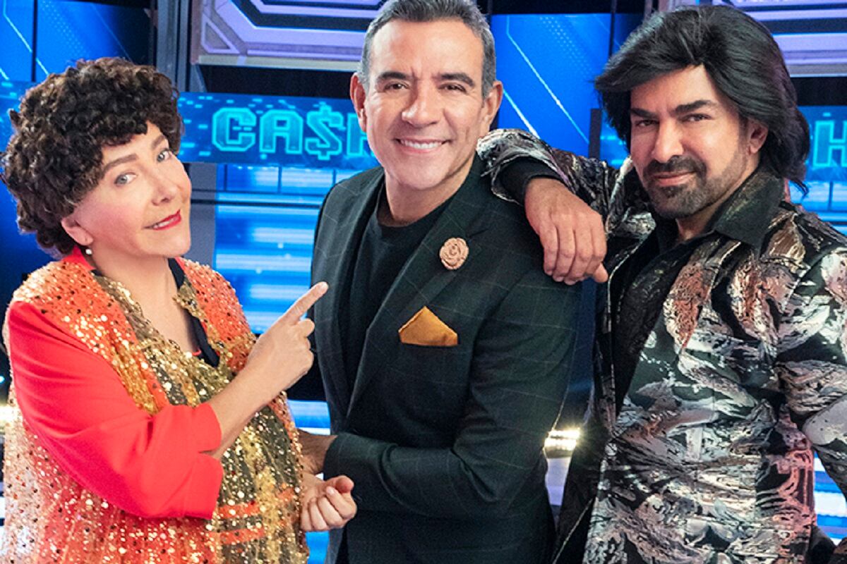 Doña Lucha (Mara Escalante), Héctor Sandarti y Albertano (Ariel Miramontes) en el programa "Cash: El peso del dinero" (Foto: Univision)