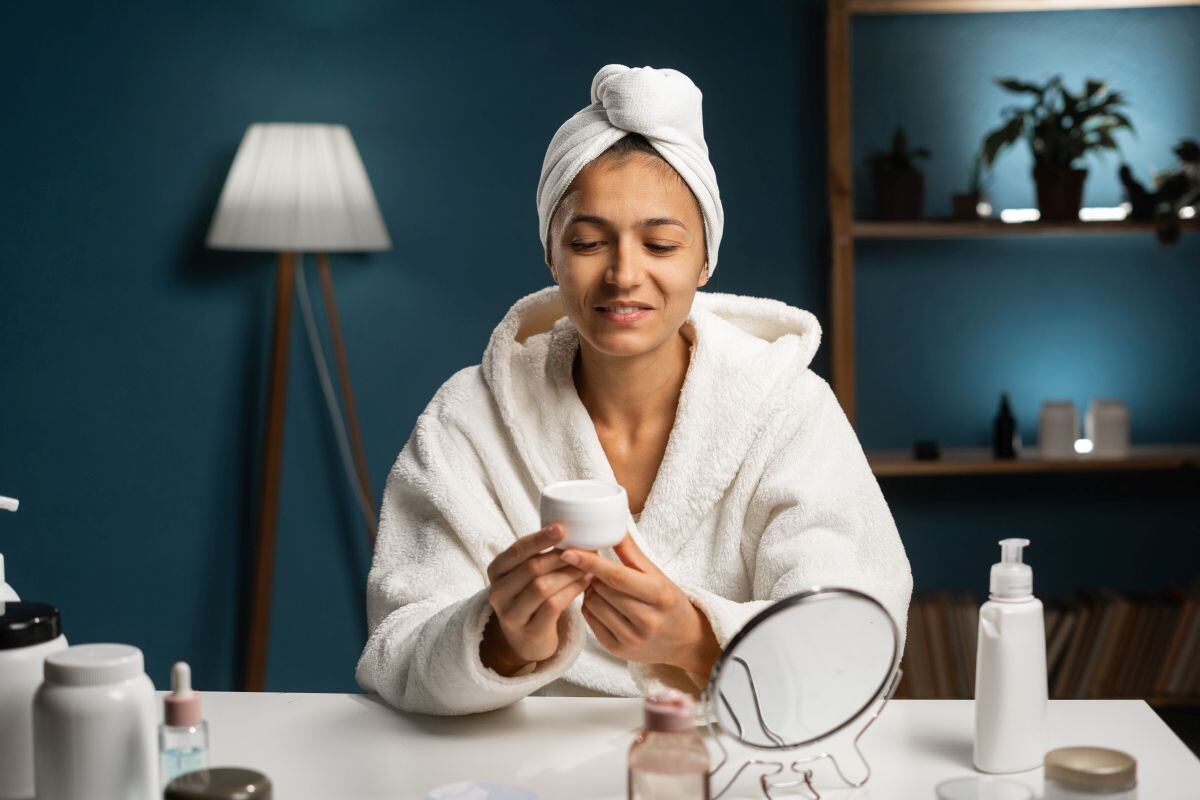 El autocuidado es mucho más que una rutina, es una forma de reconectar con el cuerpo y la mente y darte una ducha tibia antes de dormir e hidratar tu cuerpo son grandes formas de lograrlo. (Foto: Andrii Lysenko / iStock)