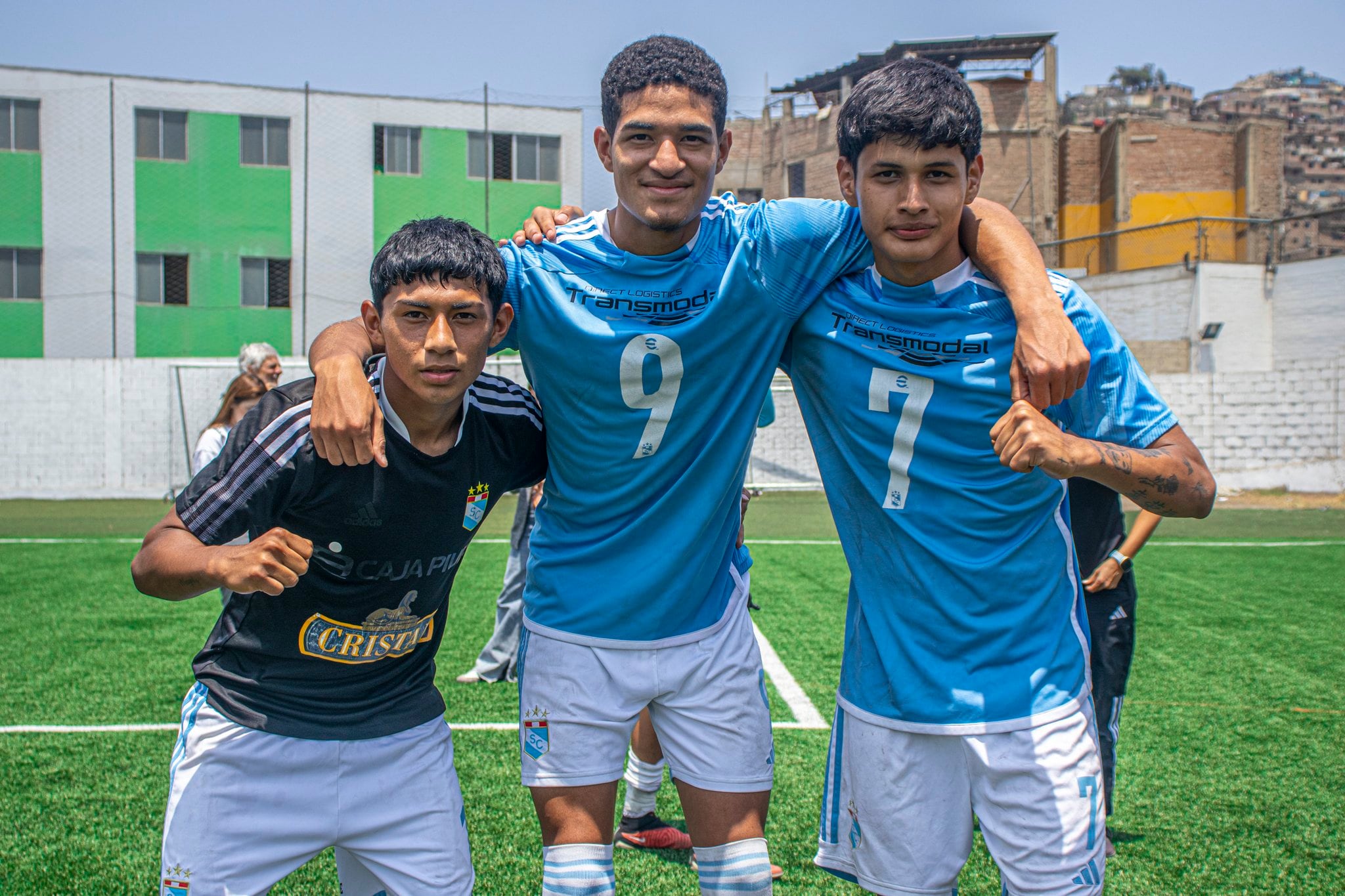 Max Castro junto a Mateo Rodríguez y Jair Moretti, las jóvenes promesas de Cristal. (Foto: Agencias)