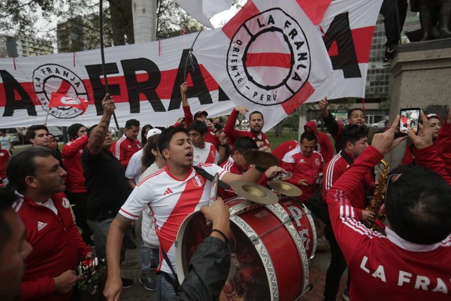 Hinchas alentaron previo a la llegada de Perú al Estadio Nacional. (Foto: Anthony Niño de Guzmán / GEC)