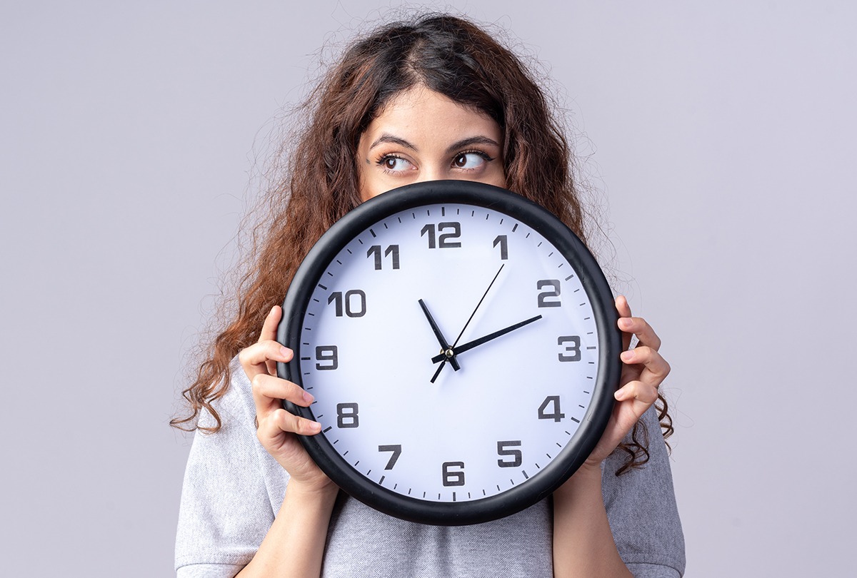 Conoce los aparatos donde debes hacer el cambio de horario de forma manual. (Foto: Freepik)