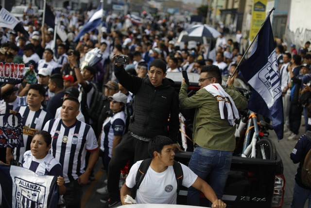 Hinchas de Alianza Lima y su aliento previo a la final con Universitario. (Foto: Julio Reaño/@Photo.gec)