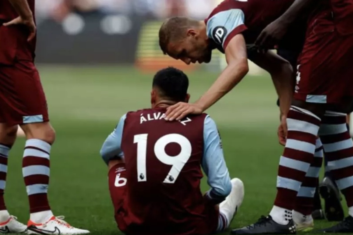 Edson Álvarez sale lesionado en la derrota del West Ham ante el Manchester City. (foto: Agencias)