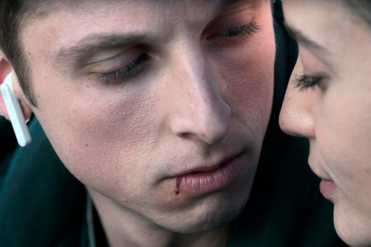 Ian no quiere renunciar a Esther aunque sabe que no es real en la película española "Awareness" (Foto: Amazon Prime Video)