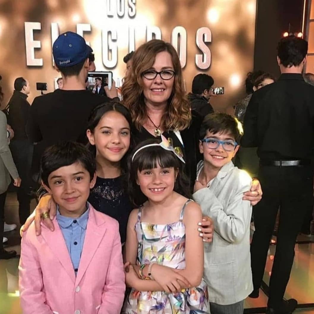 Lukas Urkijo junto al reparto de "Los elegidos" en el estreno de la serie (Foto: Lukas Urkijo / Instagram)