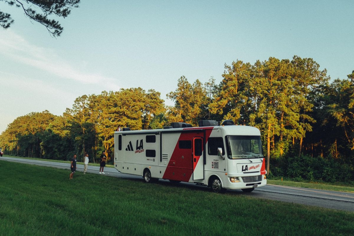 Adidas se une a Largo Aliento para recorrer una ciudad llamada Perú en Nebraska, una ciudad ubicada en Estados Unidos. (Foto: Difusión)
