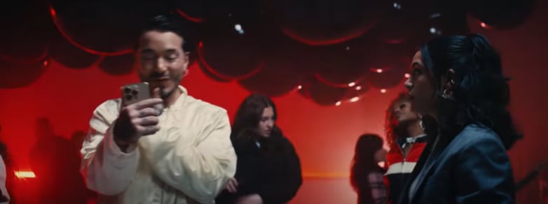 J Balvin durante el comercial (Foto: Verizon / Youtube)