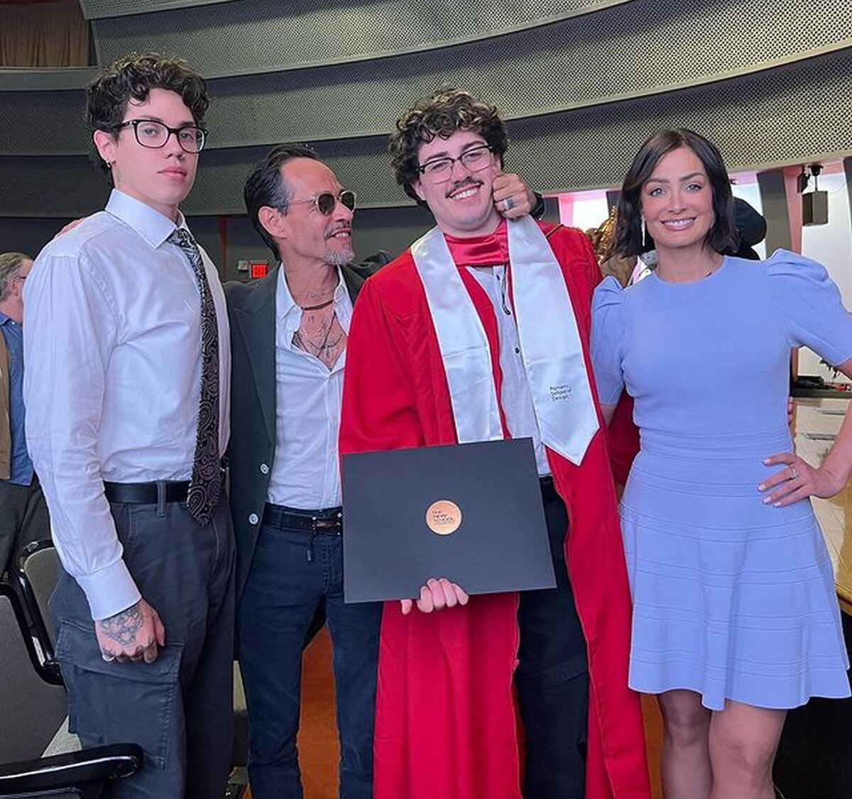 La familia Muñiz Torres celebrando la graduación de Cristian (Foto: Marc Anthony y Dayanara Torres / Instagram)