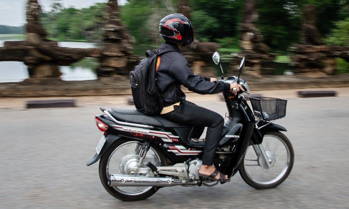 VIDEO VIRAL | El joven motorizado pidió a las personas devolver el dinero, pues él no cuenta con el efectivo necesario para hacerlo. (Foto: Paul Lauro/Facebook)