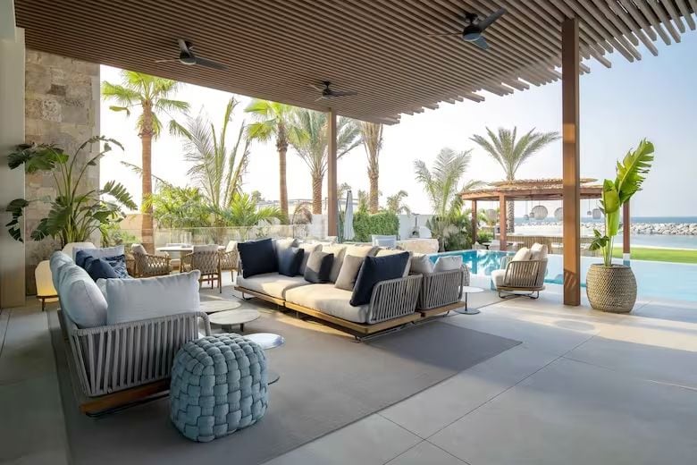 Dentro de esta joya arquitectónica, las mansiones alcanzan precios exorbitantes, llegando a cotizarse alrededor de 2.000 millones de dirhams emiratíes (aproximadamente 550 millones de dólares)