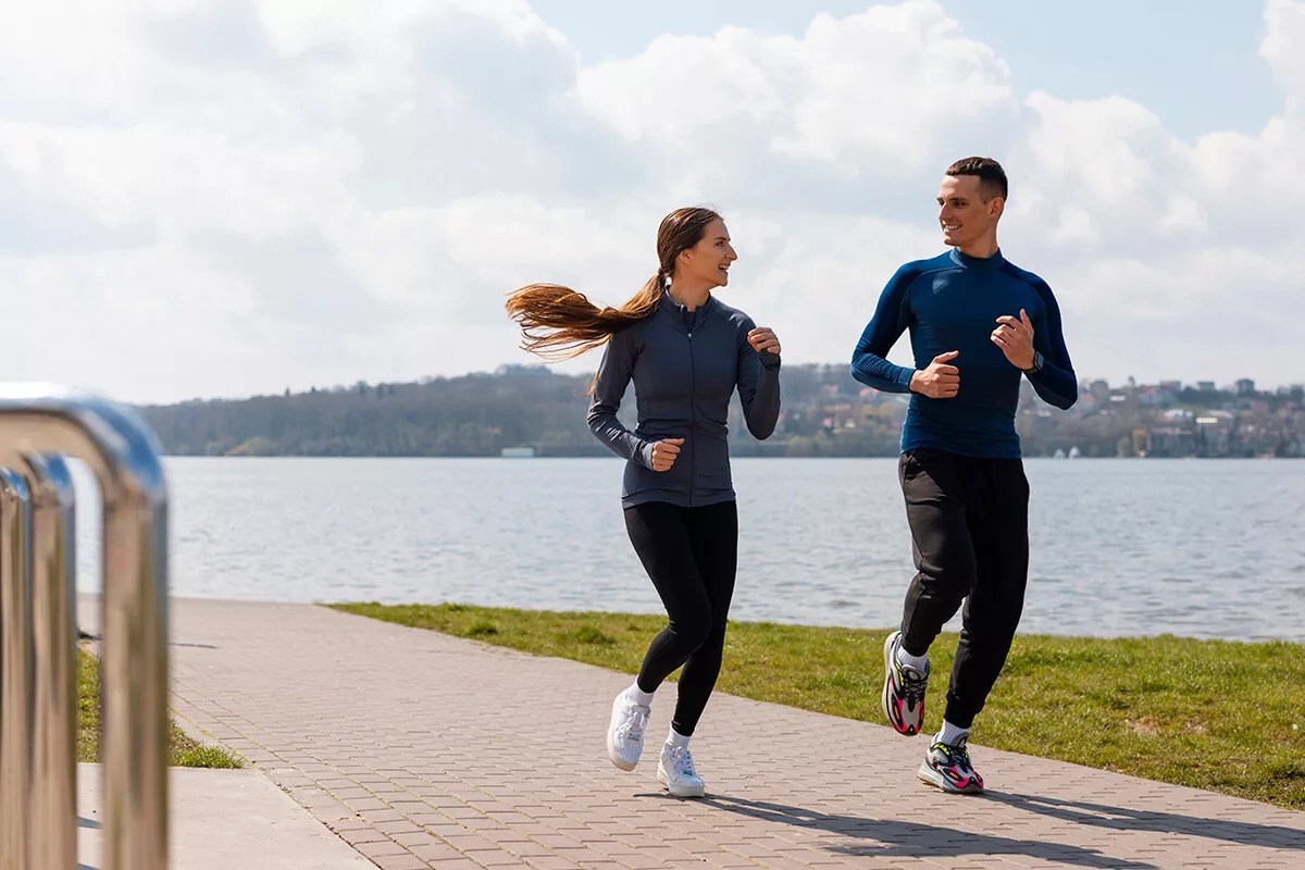 Correr acompañado puede aportar motivación y apoyo; hacerlo solo permite mayor concentración y conexión con el propio ritmo. (Foto: Magnific)
