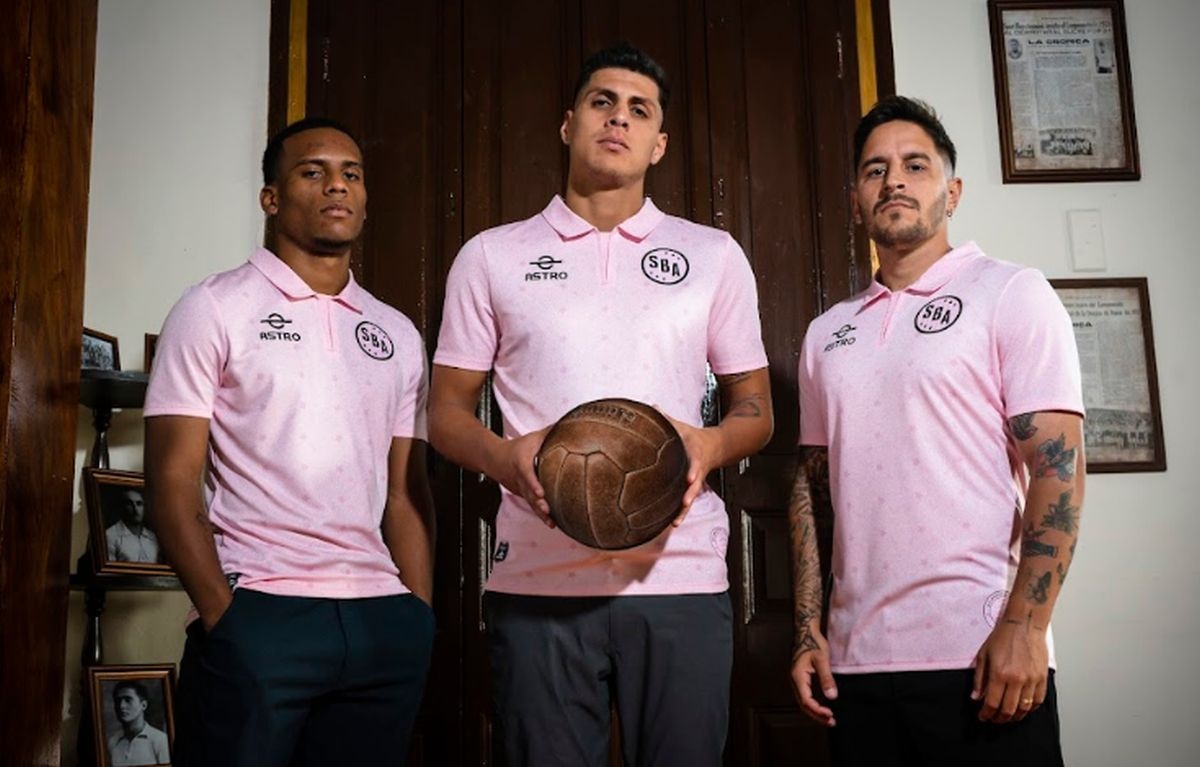La camiseta tiene como color base el rosado tradicional del club y el diseño está inspirado en la historia y tradición porteña. (Foto: Difusión)