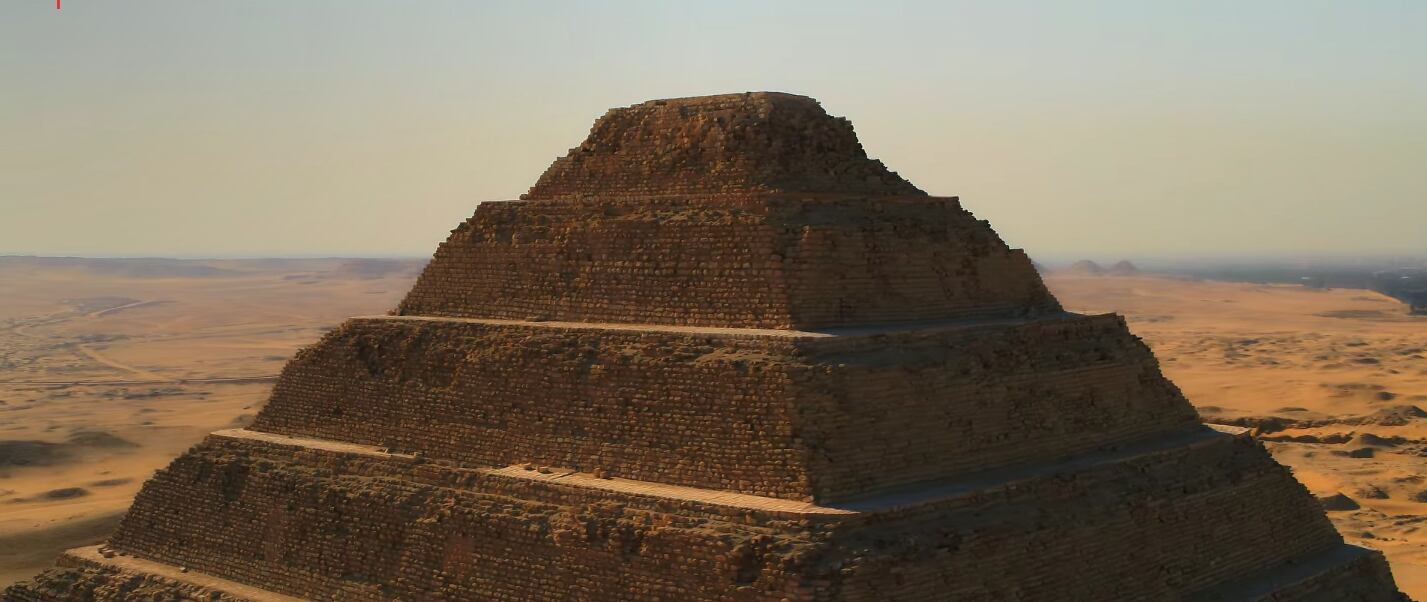 La pirámide escalonada de Zoser es la tumba del faraón con el mismo nombre y es la más antigua de la necrópolis de Saqqara, al sur de la ciudad de Menfis (Foto: Netflix)