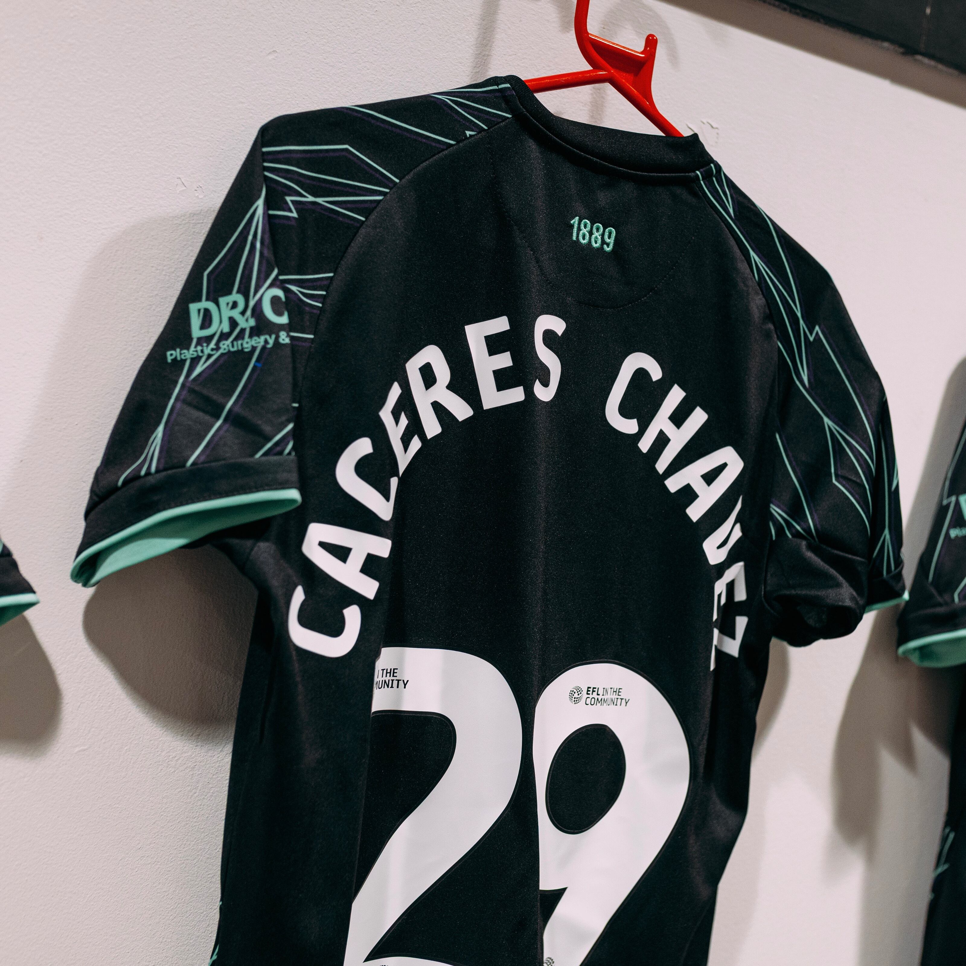 El peruano lleva puesto en su camiseta Cáceres Chávez, los apellidos de su padre y madre, respectivamente.