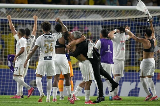 Néstor 'Pipo' Gorosito celebrando la clasificación de Alianza Lima por penales ante Boca Juniors. (Foto: AFP)