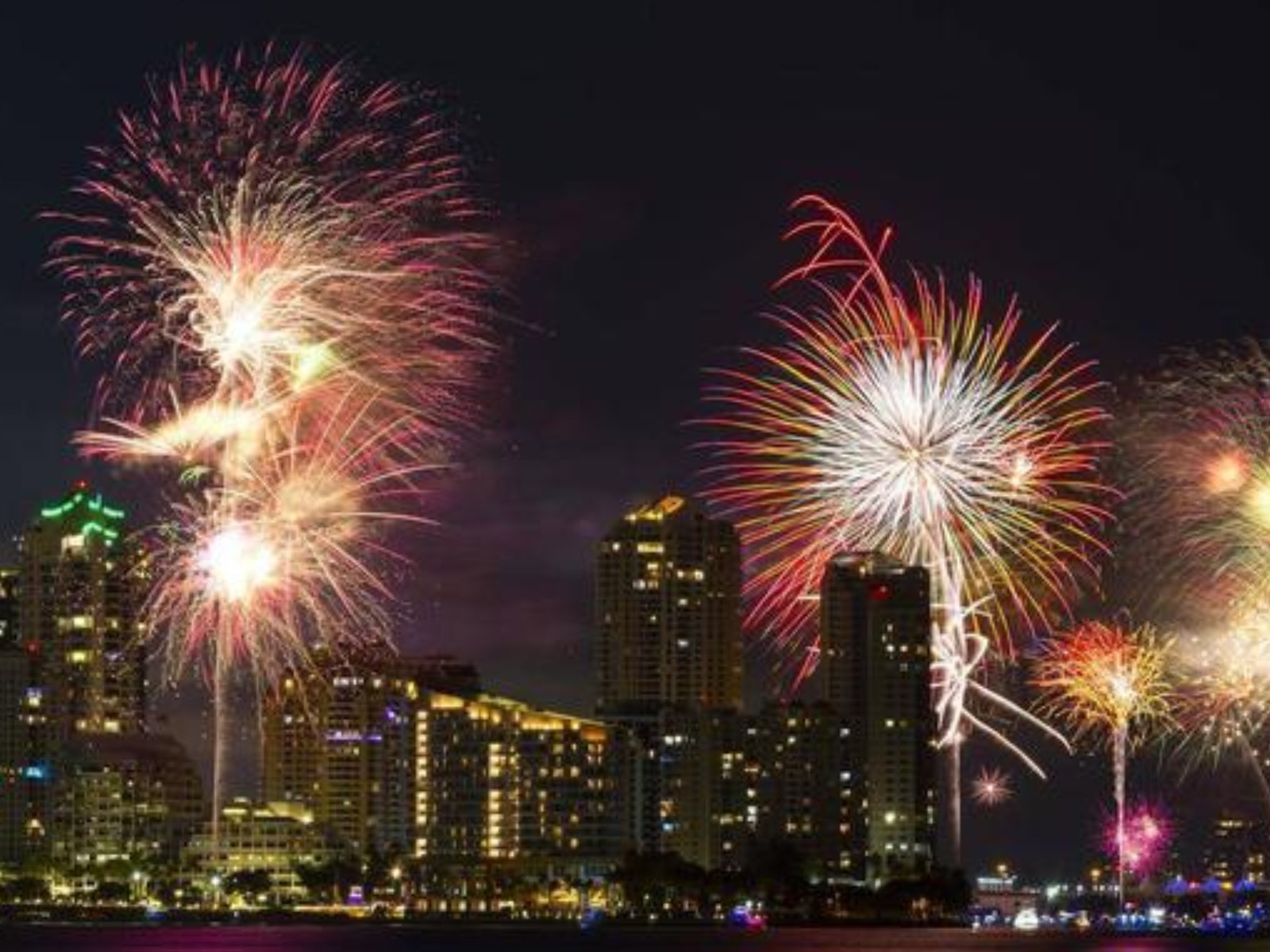 Check what time to watch the fireworks show in Florida for the Independence Day of the United States.