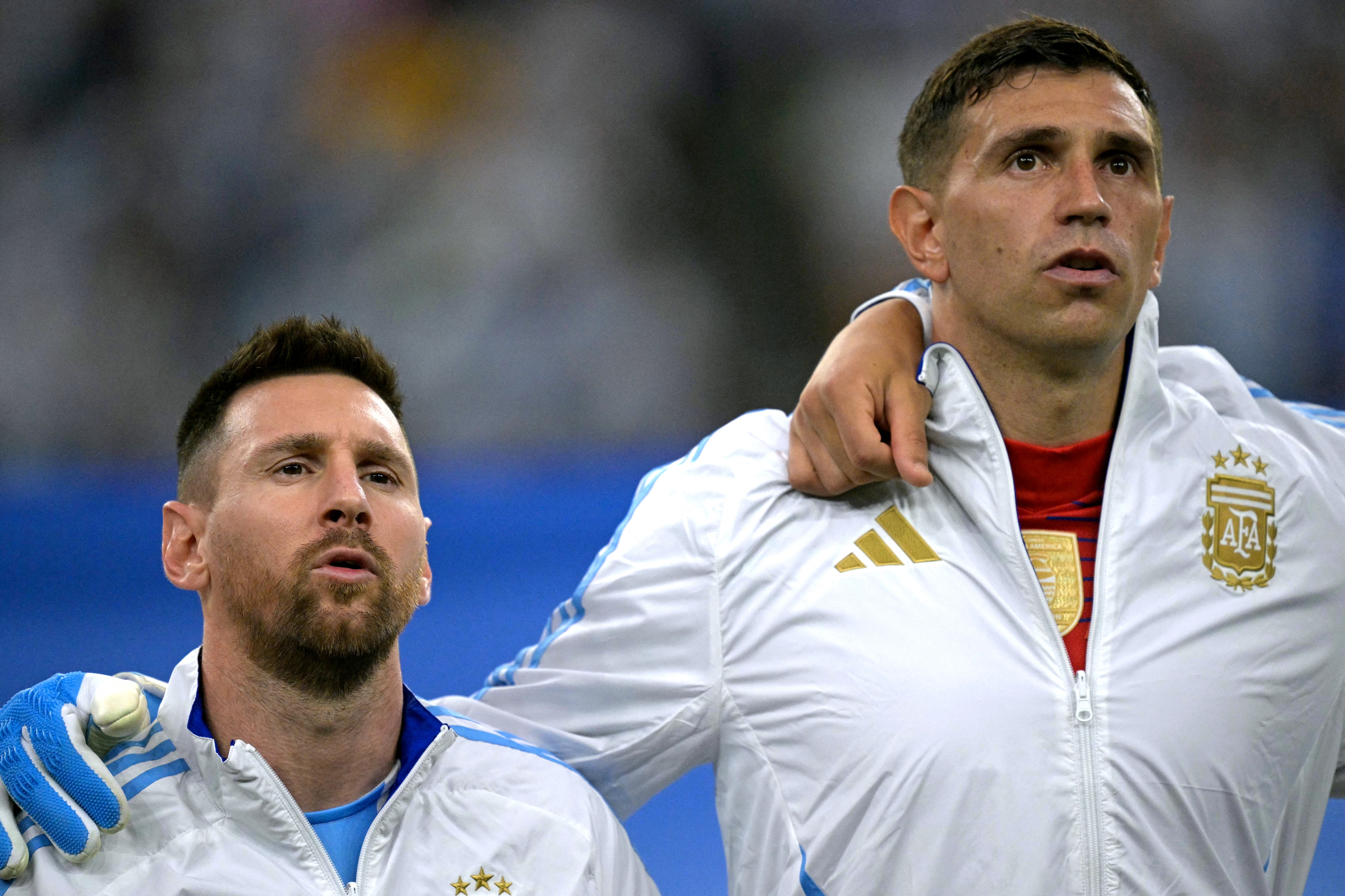 Lionel Messi erró su disparo en tanda de penales, pero Emiliano Martínez atajó dos remates y se convirtió en la gran figura del Argentina - Ecuador. (Foto: JUAN MABROMATA/AFP).