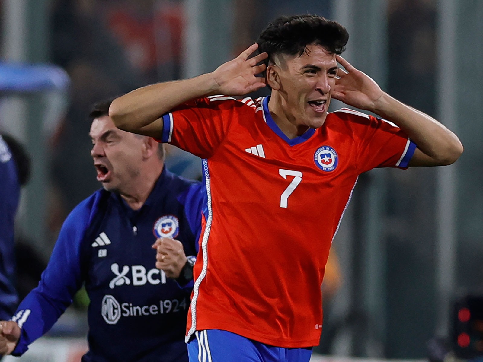 Desde el Estadio Monumental, Chile vs Paraguay en vivo juegan la quinta fecha de las Eliminatorias Mundial 2026 y será transmitido vía Chilevisión. (Foto: AFP)