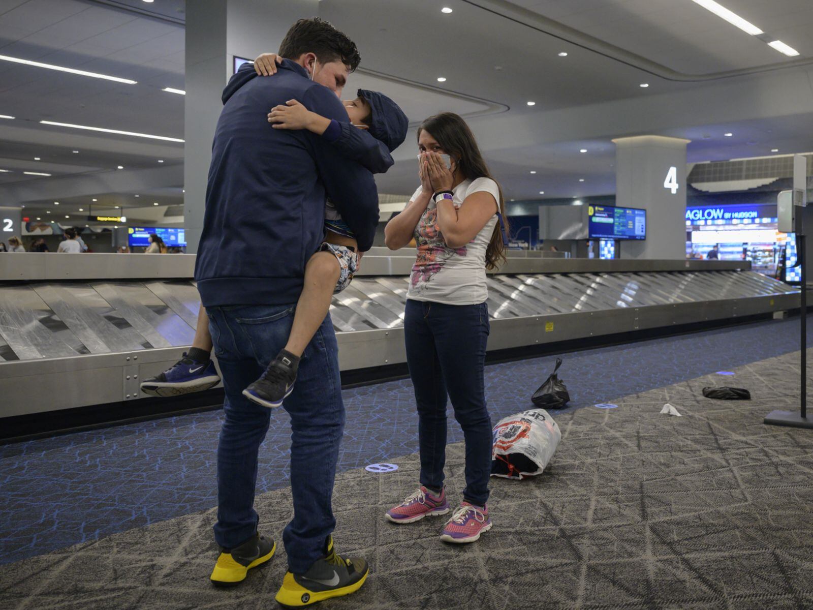 Familia se reencuentra en el aeropuerto de La Guardia. Los beneficiarios deben llegar a Estados Unidos vía aérea (Foto: AFP)