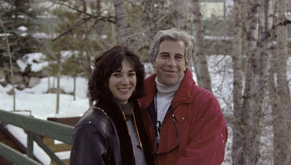 Ghislaine Maxwell y Jeffrey Epstein fueron pareja y cómplices de delitos de explotación sexual de menores por mucho tiempo (Foto: Departamento de Justicia de Estados Unidos)