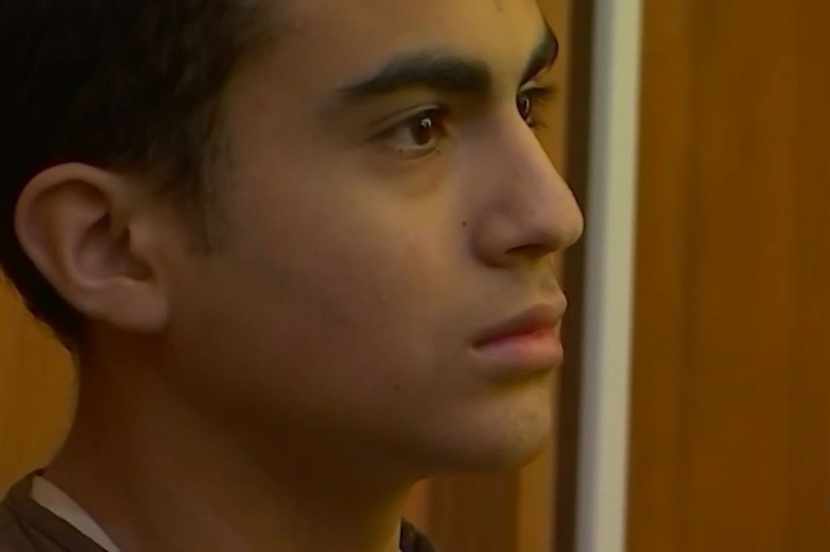 Derek Rosa acabó con la vida de su propia madre tras propinarle 46 puñaladas. Aquí durante la audiencia con la mirada hacia arriba (Foto: Telemundo)