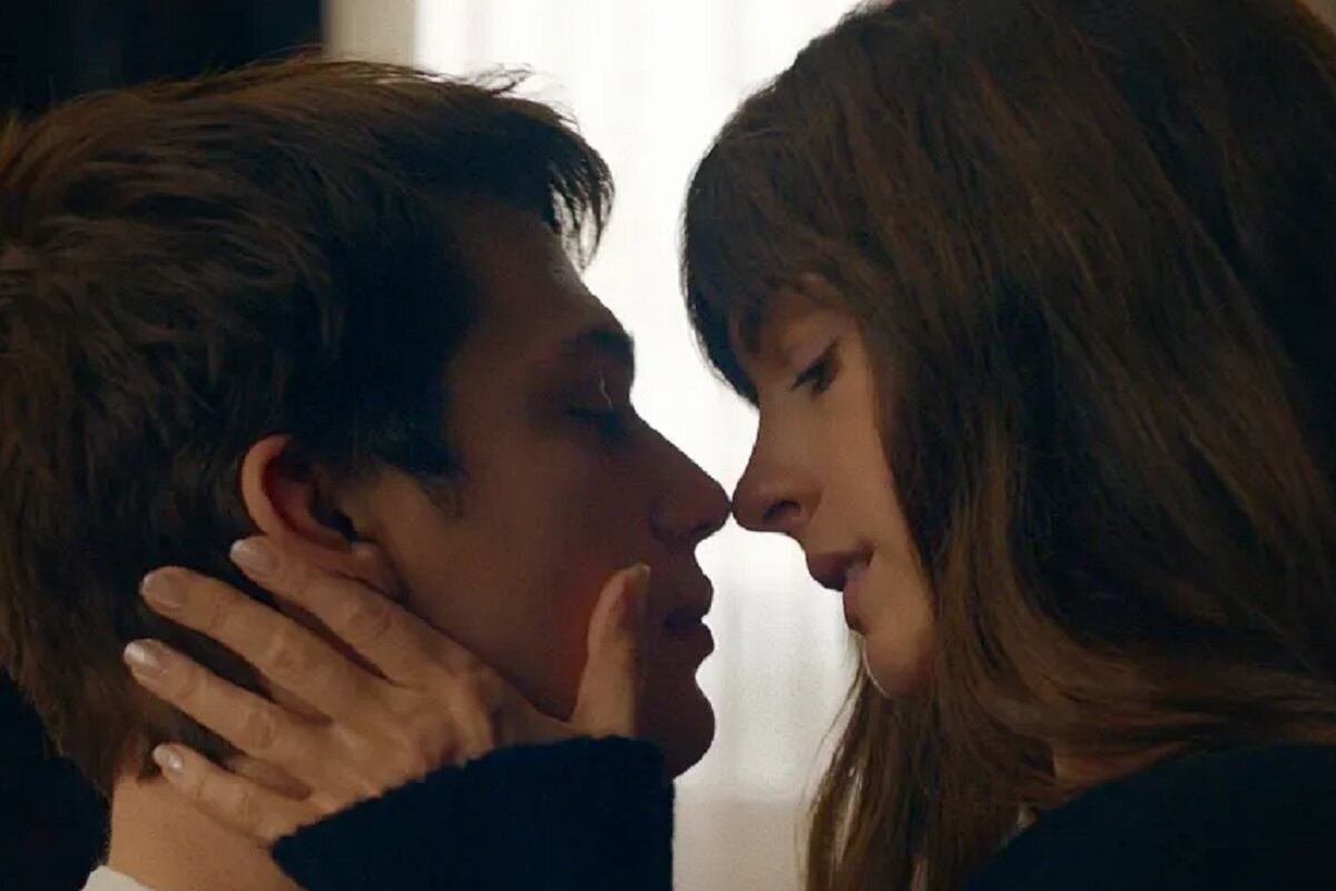 Hayes Campbell (Nicholas Galitzine) y Solène Marchand (Anne Hathaway) empiezan un romance secreto en la película "The Idea of You” (Foto: Amazon MGM Studios)