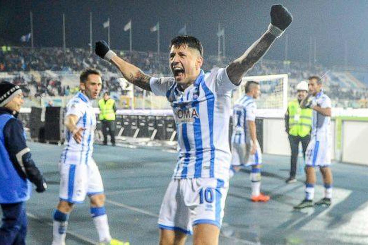 Gianluca Lapadula celebró el ascenso con Pescara en la temporada 2015-2016. (Foto: Agencias)