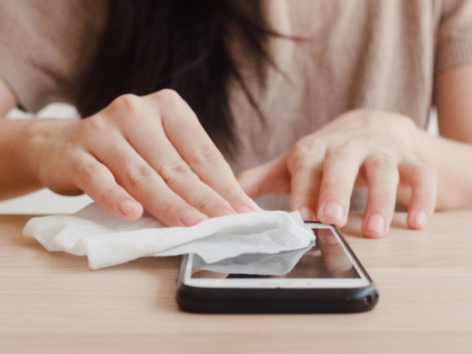 Es necesario limpiar con regularidad tu celular para que esté libre de microorganismos. (Crédito: Freepik)