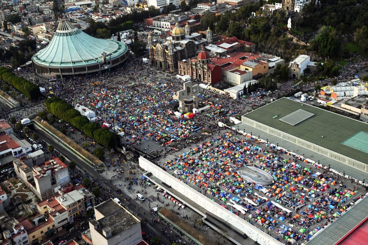 Vista aérea de peregrinos reunidos fuera de la Basílica de Guadalupe durante las celebraciones anuales de la Virgen de Guadalupe en la Ciudad de México, el 12 de diciembre de 2019 (Foto: Paula Vilella / AFP)