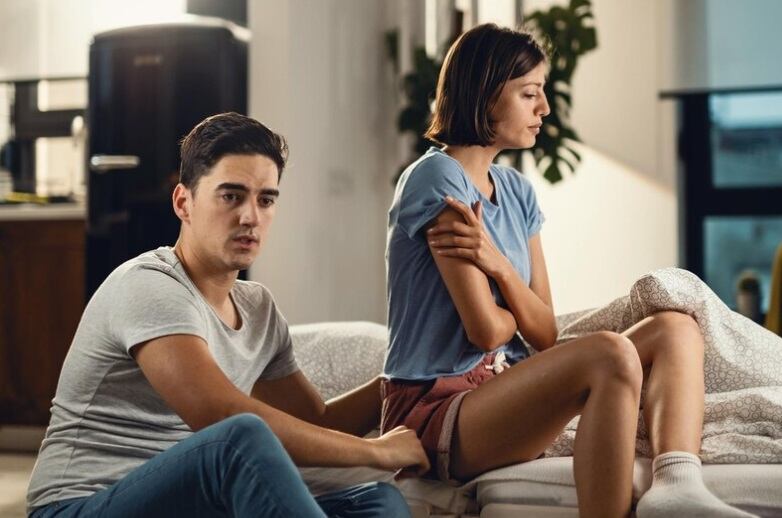 Cuando alguien con baja autoestima recibe atención de otra persona fuera de su relación, puede sentirse atrapado en la necesidad de esa aprobación.(Foto referencial: Freepik)