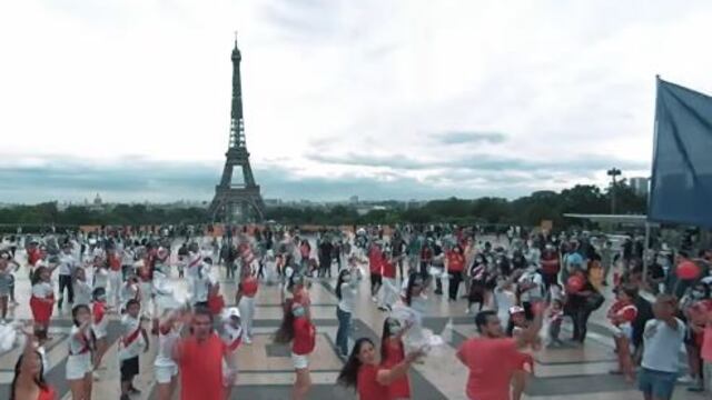 Fiestas Patrias: peruanos celebran con marinera al pie de la Torre Eiffel