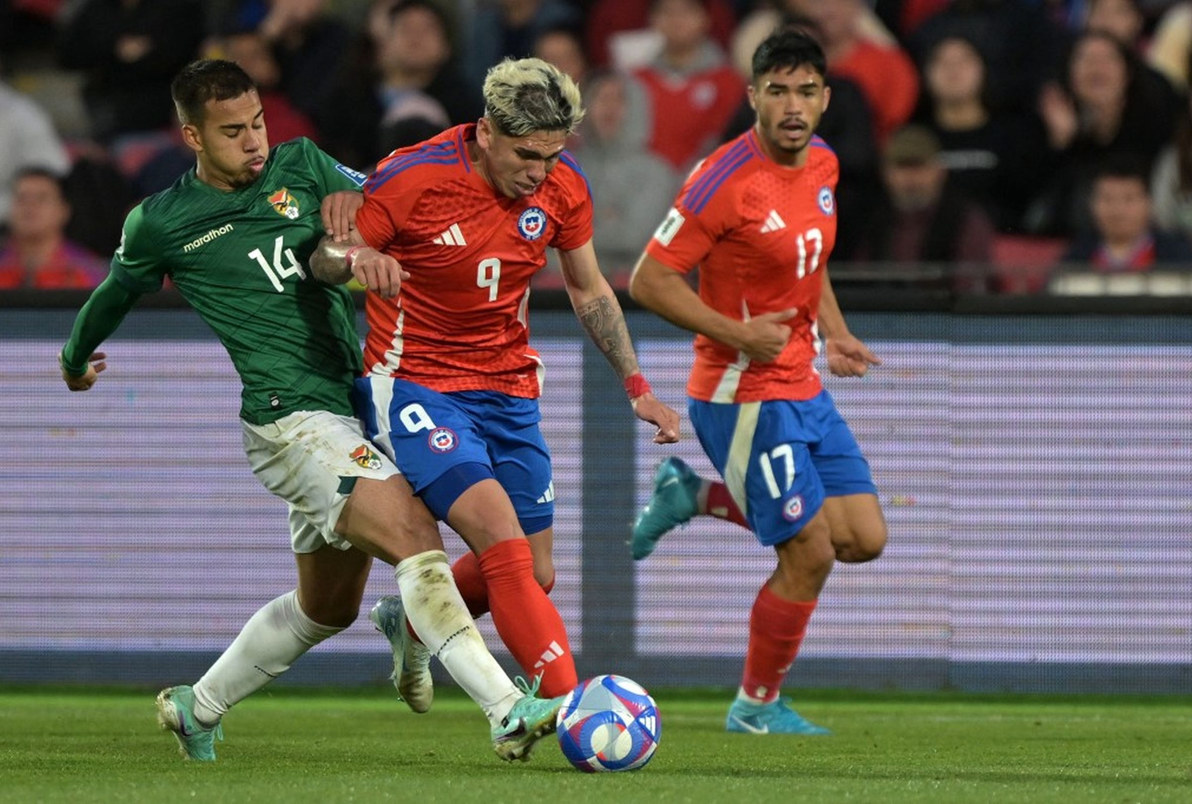 Bolivia y Chile se miden este martes 10 de junio por la fecha 16 de las Eliminatorias al Mundial 2026. (Foto: AFP)