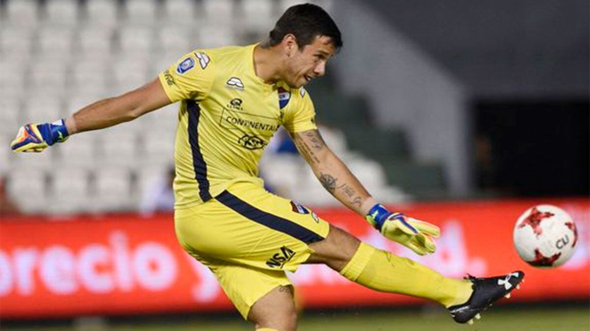 Juan Espínola es uno de los tres arqueros convocados a la selección de Paraguay para el inicio de las Eliminatorias. También fue quien tapó en el último amistoso que jugaron con Perú, en el 2022. (Foto: Agencias)