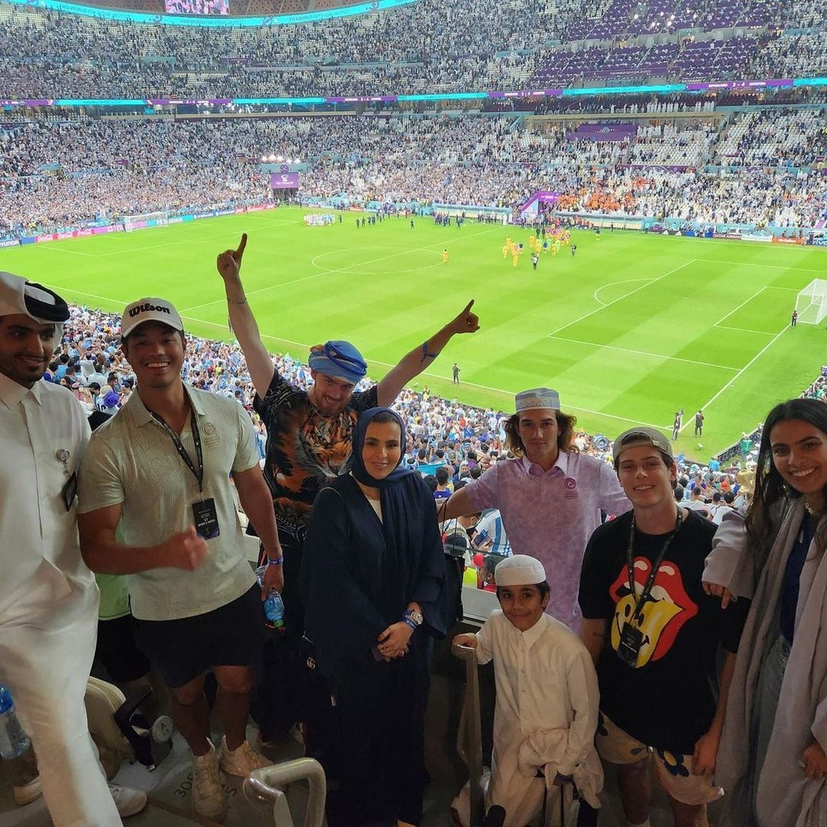 Angus junto a amigos en el Mundial de fútbol Qatar, celebrado en noviembre-diciembre de 2022 (Foto: Angus Cloud / Instagram)