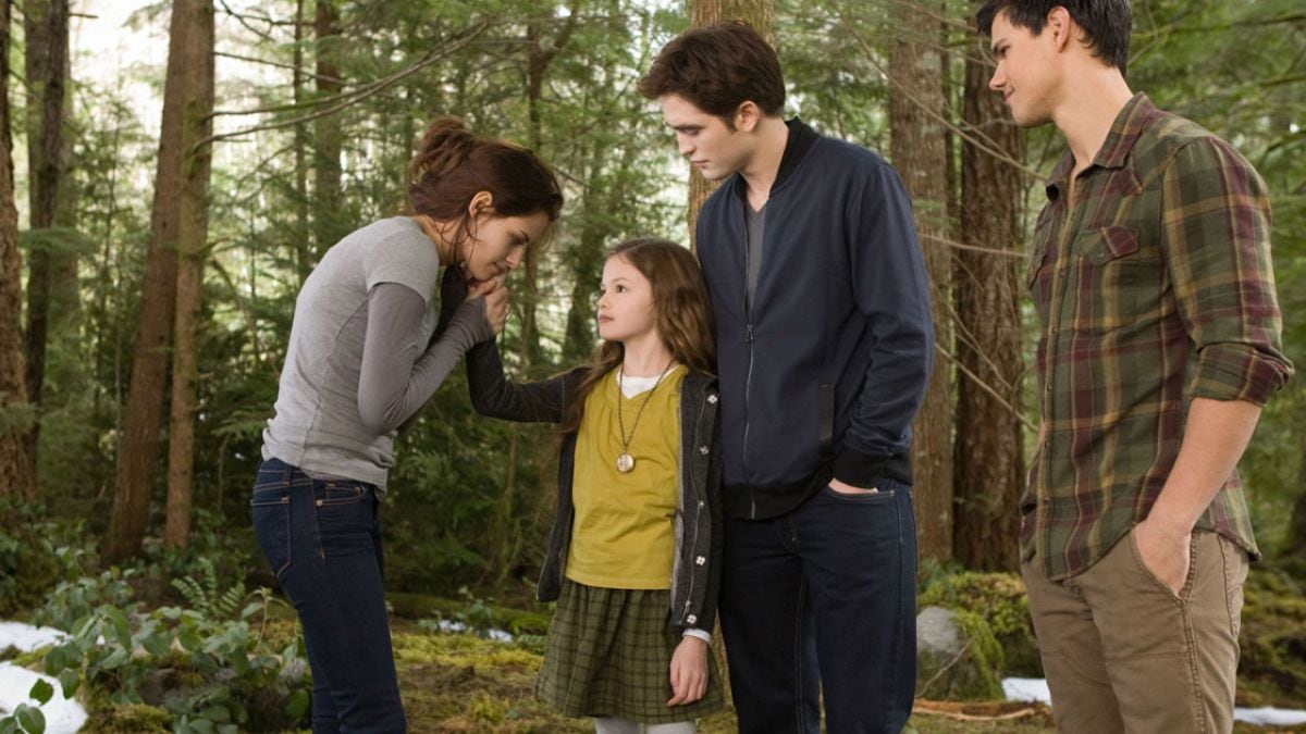 La imprimación es exclusiva de los ‘cambiaformas’, también conocidos como hombres lobo en el universo de “Crepúsculo”. Jacob lo hace con Renesmee (Foto: Summit Entertainment)
