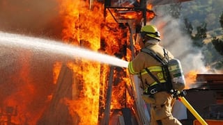 Estados Unidos: esta fotografía de unos bomberos en pleno incendio causó “polémica” en redes sociales