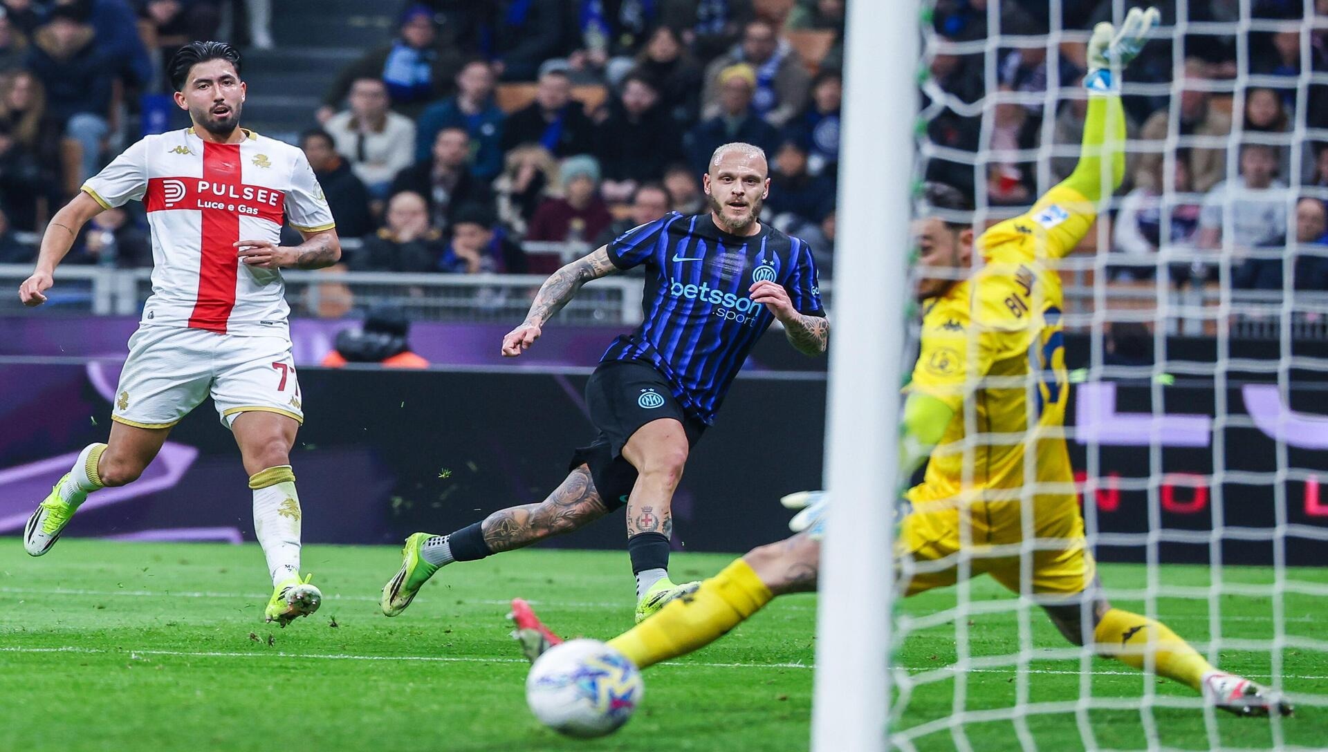 Los neroazurros defienden su ventaja como líderes de la Serie A en el derbi Milan vs Inter (Crédito: Alamy Stock Photo).