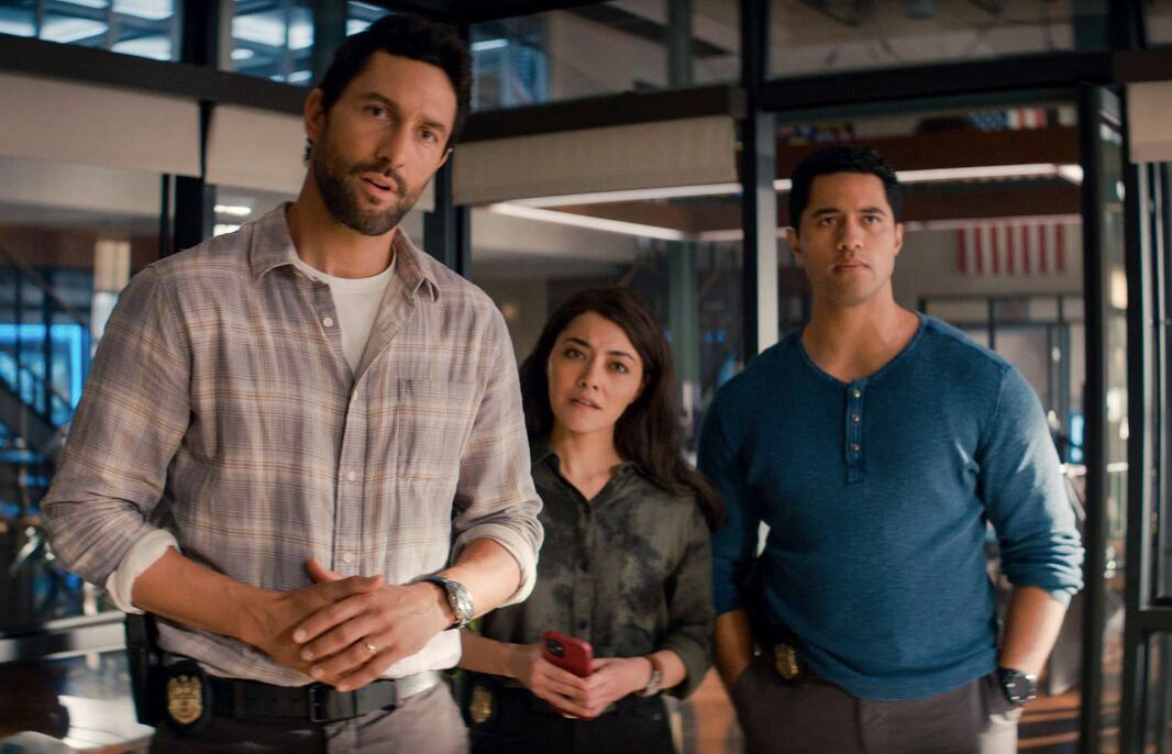 Alex Tarrant interpreta a Kai Holman, un nuevo agente del NCIS en el equipo que recientemente regresó a casa para cuidar a su padre (Foto: CBS)
