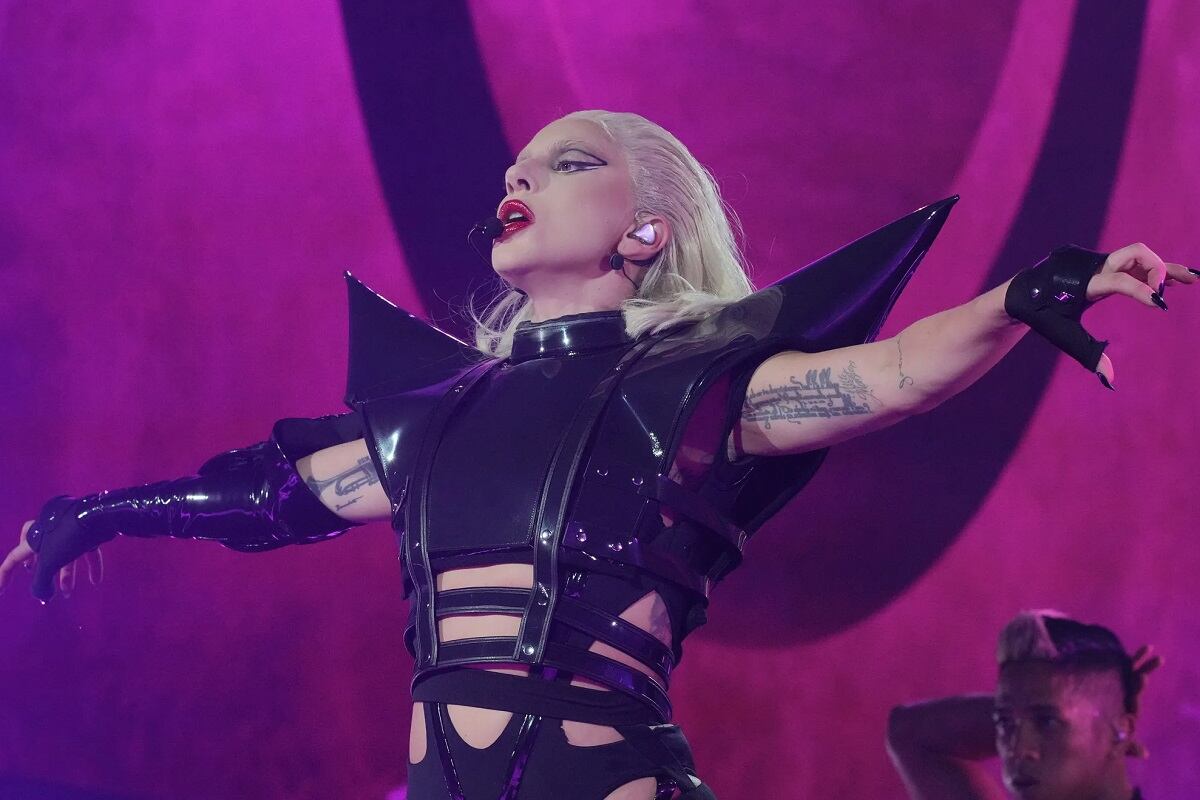 Lady Gaga en su sexta gira musical que fue granada para la película concierto "Gaga Chromatica Ball" (Foto: HBO)