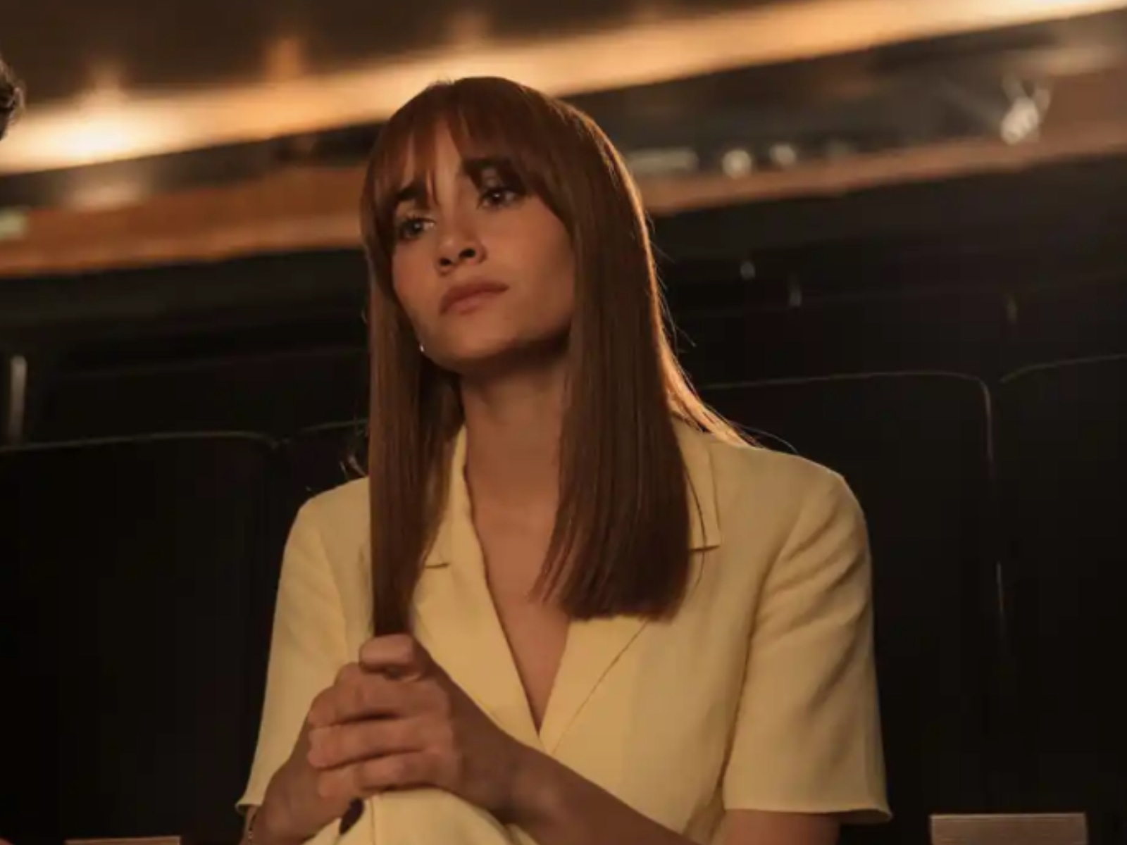 En "Pared con Pared", Aitana Ocaña, la popular cantante española de “Mon Amour”, interpreta a Valentina (Foto: Netflix)