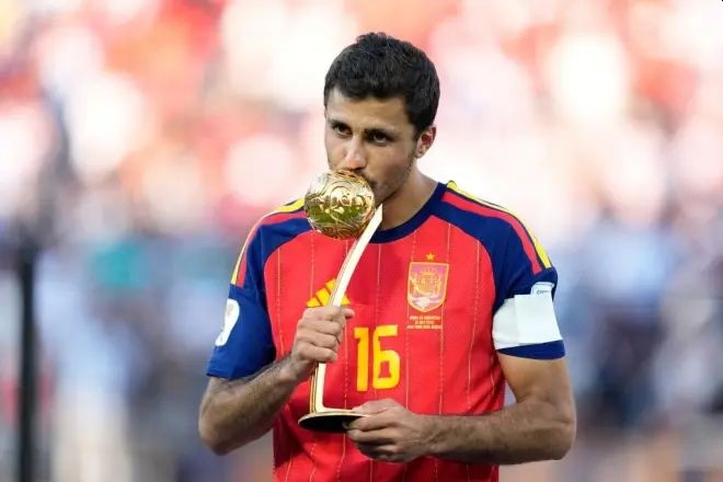 El mediocampista fue elegido como el mejor jugador del último Mundial, en el que fue capitán y campeón con España. (Foto: Lapresse)